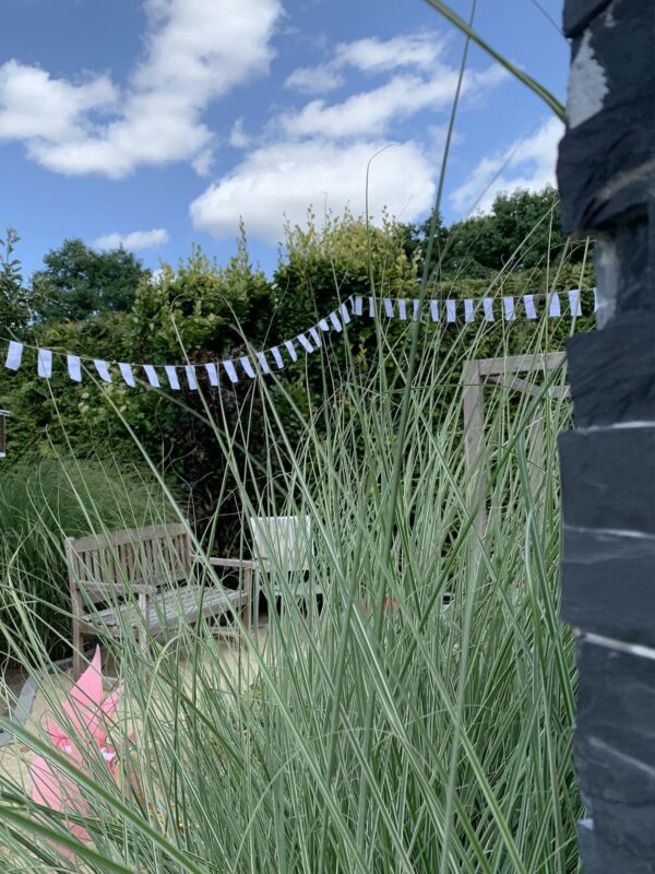 UNIK.HUS Gartengirlande weiße Fähnchen rechteckig Gartenbeispiel