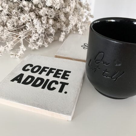 UNIK.HUS Fliese Statement coffee addict